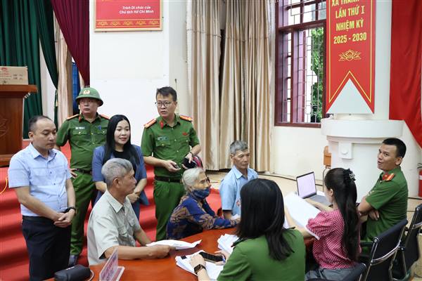 Các đồng chí lãnh đạo xã Thanh Hà động viên lực lượng làm nhiệm vụ và thân nhân các liệt sĩ tham gia công tác thu nhận mẫu ADN