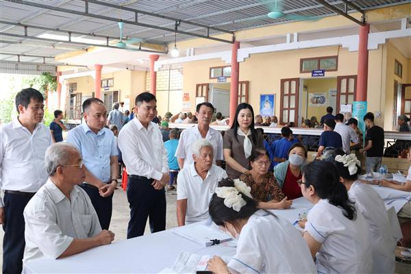 Các đồng chí lãnh đạo xã động viên, kiểm tra công tác khám sức khỏe cho người cao tuổi và người yếu thế trên địa bàn xã.