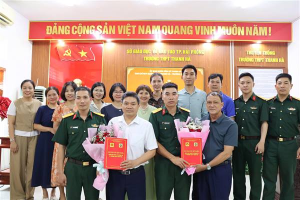 Ban CHQS xã Thanh Hà và Trường THPT Thanh Hà ký kết chương trình phối hợp hoạt động kết nghĩa.
