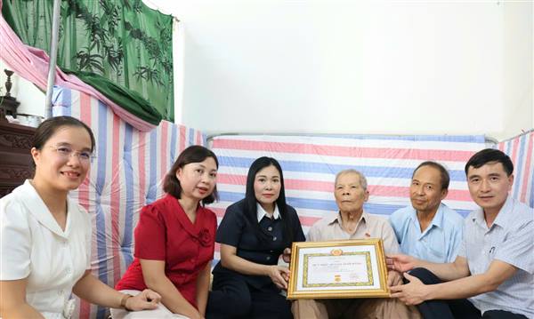 Đảng ủy xã Thanh Hà trao Huy hiệu 60 năm tuổi Đảng cho đảng viên Mạc Đình Tường
