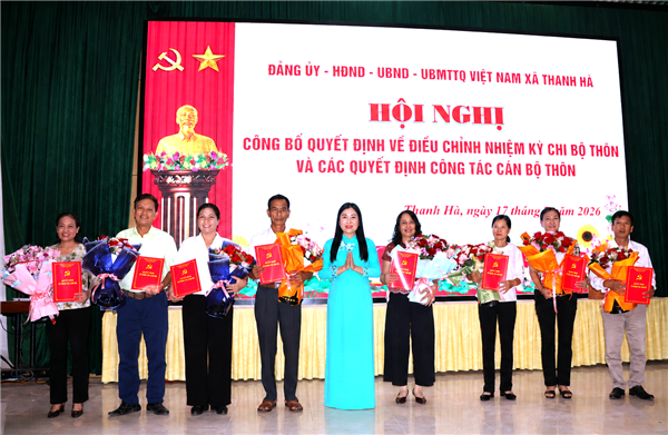 Thanh Hà công bố Quyết định về điều chỉnh nhiệm kỳ chi bộ thôn và các Quyết định về công tác cán bộ tại 8 thôn không thực hiện sắp xếp, tổ chức lại