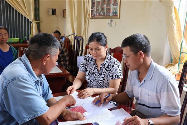 Nhân dân xã Thanh Hà tích cực cung cấp, kê khai thông tin đất đai thực hiện làm sạch cơ sở dữ liệu về đất đai trên địa bàn xã.