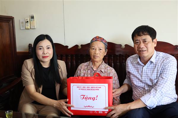 Các đồng chí lãnh đạo xã Thanh Hà thăm, tặng quà gia đình chính sách tiêu biểu nhân kỷ niệm 79 năm Ngày Thương binh - Liệt sĩ