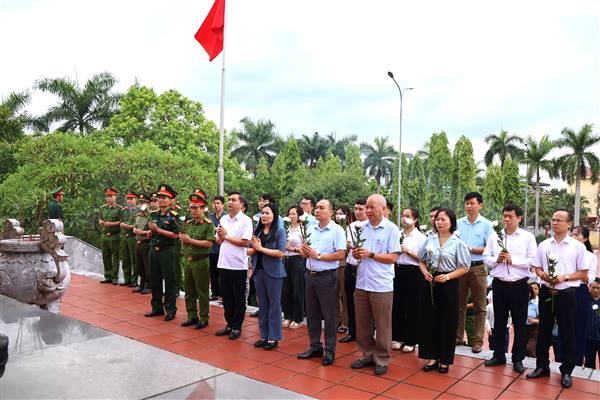 Dâng hương, dâng hoa tại Đài tưởng niệm các Anh hùng Liệt sĩ Thanh Hà nhân kỷ niệm ngày TBLS 27/7