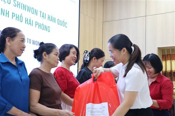 Chương trình tặng hàng viện trợ cho phụ nữ xã Thanh Hà.