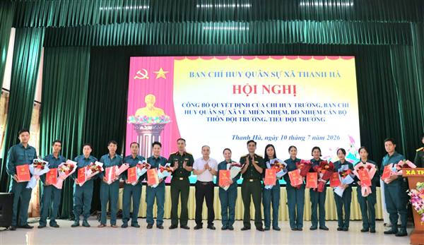 Ban Chỉ huy Quân sự xã: Công bố, trao quyết định miễn nhiệm, bổ nhiệm Thôn đội trưởng sau sắp xếp các thôn trên địa bàn xã