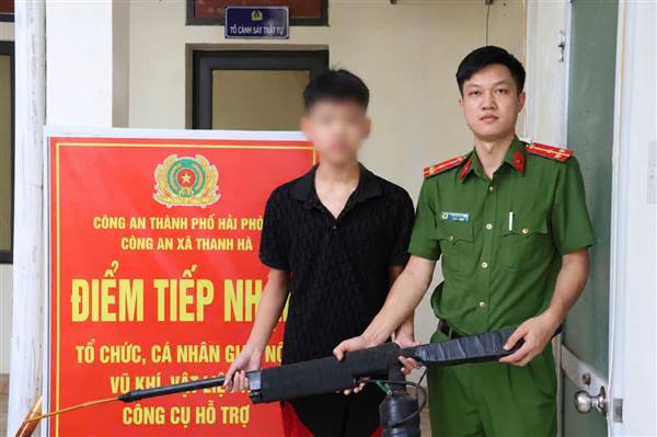 Công an xã Thanh Hà đẩy mạnh tuyên truyền, vận động giao nộp vũ khí, vật liệu nổ, công cụ hỗ trợ