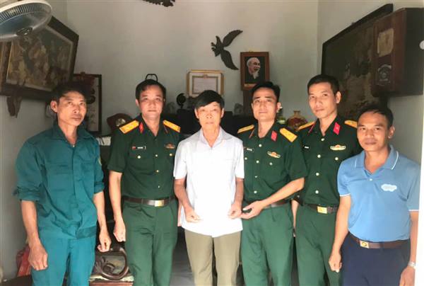 Ban Chỉ huy Quân sự xã thăm, tặng quà 5 gia đình người có công tiêu biểu