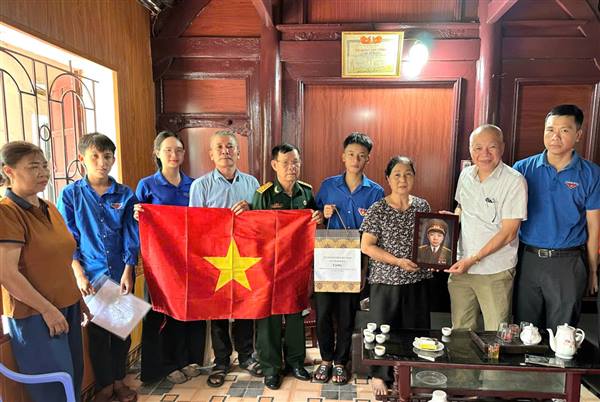 Ủy ban MTTQ Việt Nam xã Thanh Hà trao tặng di ảnh phục dựng và quà tri ân các gia đình liệt sĩ
