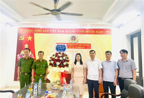 Các đồng chí lãnh đạo xã thăm, chúc mừng Công an xã nhân Ngày truyền thống Công an nhân dân