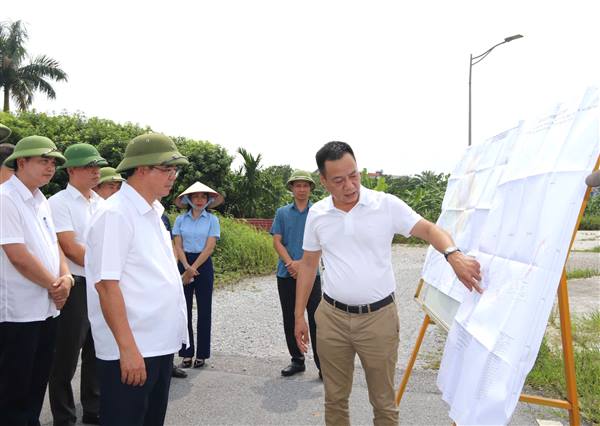 Phó Chủ tịch UBND thành phố Nguyễn Minh Hùng kiểm tra tiến độ một số dự án và tình hình triển khai Nghị quyết 11 tại 5 xã khu vực Thanh Hà