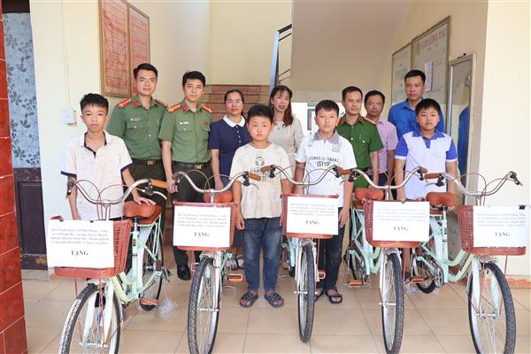 Công an xã Thanh Hà phối hợp Ban Thanh niên Công an thành phố chung tay giáo dục ý thức pháp luật cho thế hệ trẻ, gắn với an sinh xã hội.