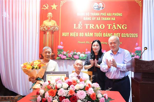 Đồng chí Đỗ Thành Trung, Phó Bí thư Thành ủy, Chủ tịch UBND thành phố Hải Phòng trao tặng Huy hiệu 80 năm tuổi Đảng đợt 2/9/2026 cho đảng viên Đoàn Đình Vịnh