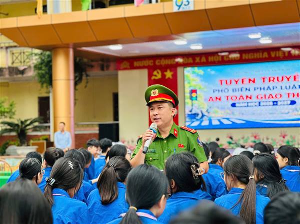 Tuyên truyền, phổ biến pháp luật về trật tự, an toàn giao thông cho gần 1.200 học sinh Trường THPT Thanh Bình