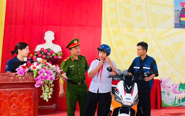 Công an xã Thanh Hà tuyên truyền an toàn giao thông trong học đường
