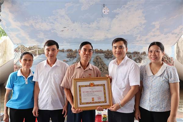 Lãnh đạo xã Thanh Hà thăm, trao tặng Huy hiệu Đảng đợt 2/9 cho đảng viên sức khỏe yếu