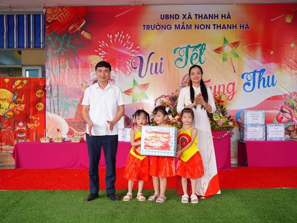 Các đồng chí lãnh đạo xã thăm, tặng quà, vui Tết trung thu tại các trường Mầm non trên địa bàn