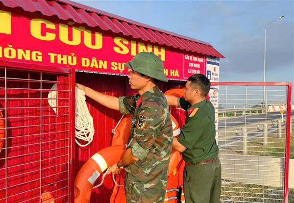 Ban Chỉ huy Phòng thủ dân sự xã Thanh Hà lắp đặt thiết bị cứu hộ tại 2 cây cầu: Hương và Hợp Thanh