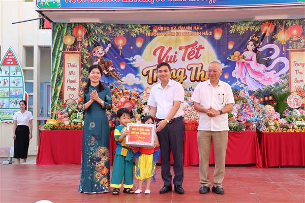 Đồng chí Chủ tịch UBND xã Thanh Hà thăm, chúc Tết Trung thu tại Trường Mầm non Thanh Hà 2