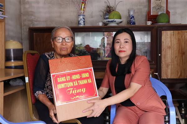 Xã Thanh Hà thăm, tặng quà người cao tuổi nhân kỷ niệm Ngày Quốc tế Người cao tuổi (01/10) và Tháng hành động vì Người cao tuổi Việt Nam