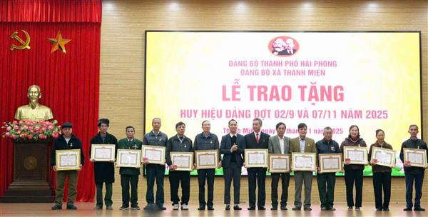 XÃ THANH MIỆN TRAO HUY HIỆU ĐẢNG VÀ QUÁN TRIỆT NGHỊ QUYẾT ĐẠI HỘI ĐẢNG BỘ XÃ LẦN THỨ I, NHIỆM KỲ 2025 - 2030