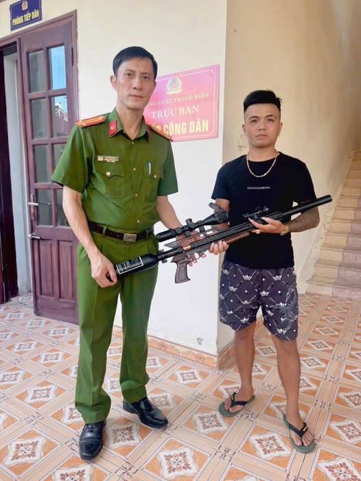 CÔNG AN XÃ THANH MIỆN VẬN ĐỘNG NGƯỜI DÂN GIAO NỘP VŨ KHÍ, VẬT LIỆU NỔ, CÔNG CỤ HỖ TRỢ