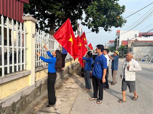 Tuổi trẻ xã Thanh Miện trao tặng công trình thanh niên “Đường cờ Tổ quốc”