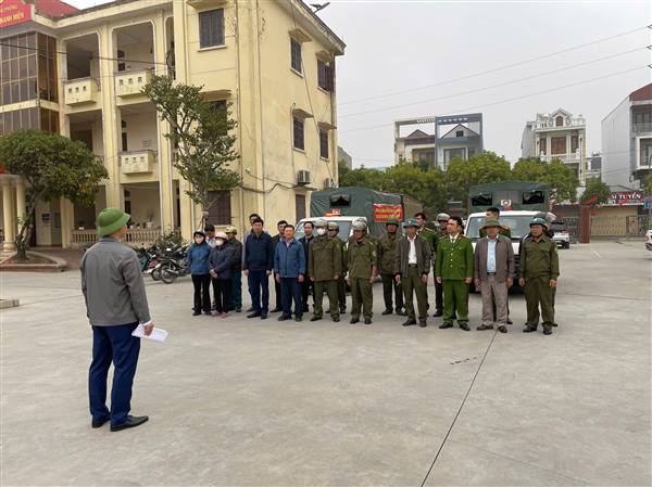 Thanh Miện ra quân giải tỏa vi phạm hành lang an toàn giao thông