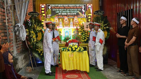 Lễ an táng hài cốt liệt sĩ Nguyễn Văn Bằng tại nghĩa trang liệt sĩ Tứ Cường