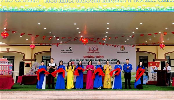 Trường Tiểu học Tứ Cường tổ chức chương trình trao tặng sách, học bổng và thư viện số