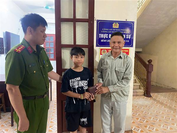 Lan tỏa hành động đẹp của thiếu niên nhặt được của rơi, trả lại người mất