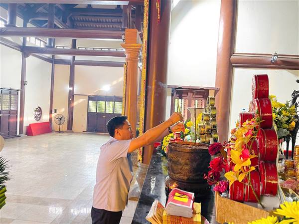 Thanh Miện dâng hương tưởng niệm các anh hùng liệt sĩ nhân kỷ niệm 51 năm Ngày Giải phóng miền Nam