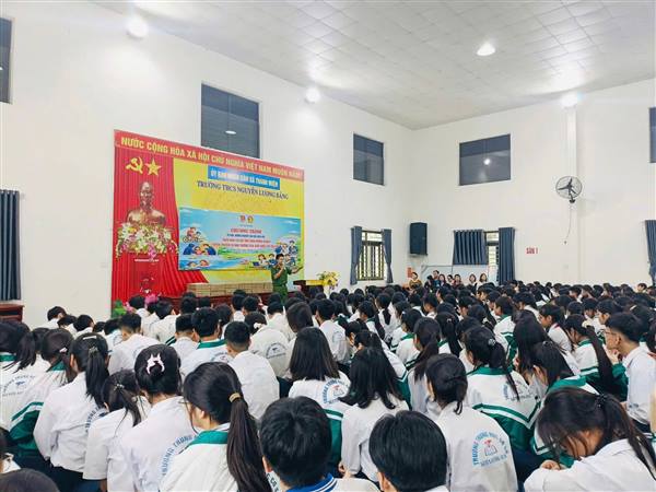 Đoàn Thanh niên xã Thanh Miện tuyên truyền phòng, chống đuối nước tại Trường THCS Nguyễn Lương Bằng