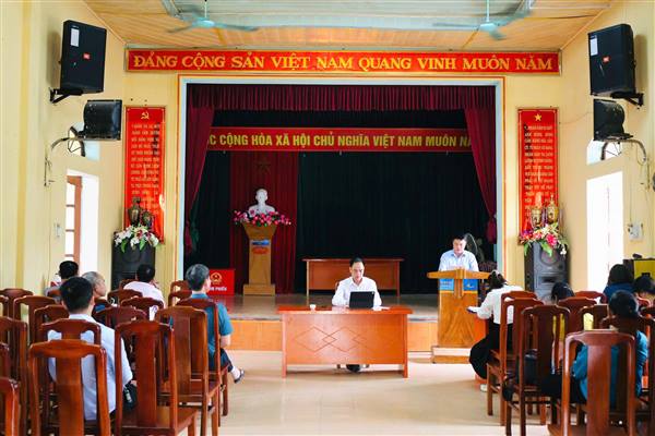 Đồng chí Chủ tịch UBND xã đối thoại với một số hộ dân có đất thu hồi thực hiện dự án Khu dân cư mới phía nam chợ Neo