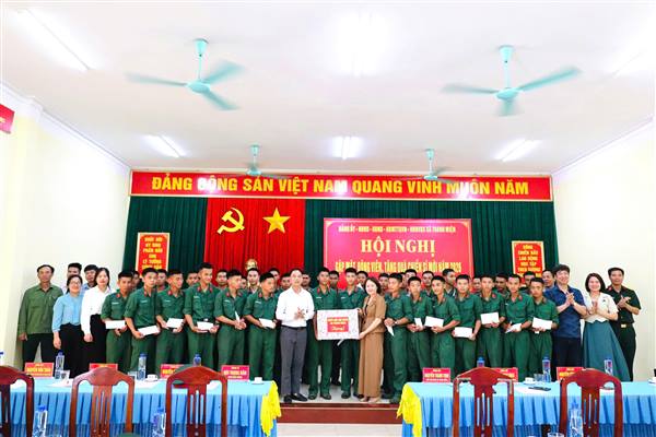 Xã Thanh Miện thăm, động viên chiến sĩ mới là con em quê hương đang huấn luyện tại Trung đoàn 101