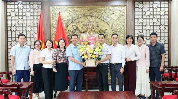 Lãnh đạo xã Thanh Miện chúc mừng Trung tâm Dịch vụ sự nghiệp công nhân dịp kỷ niệm 101 năm Ngày Báo chí cách mạng Việt Nam (21/6/1925 - 21/6/2026)