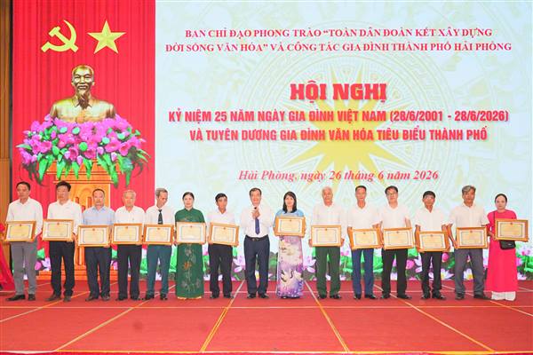 Gia đình ông Phạm Quang Liêm nhận Bằng khen tại Hội nghị kỷ niệm 25 năm Ngày Gia đình Việt Nam (28/6/2001 – 28/6/2026)