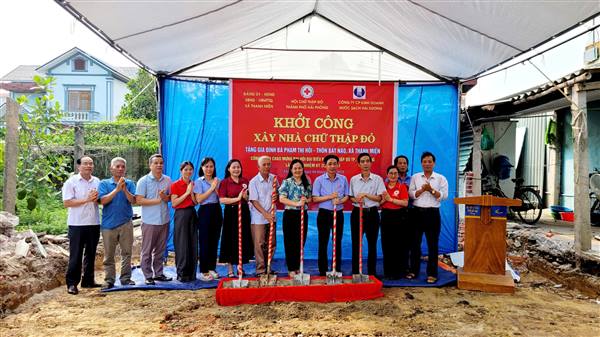 Khởi công xây dựng Nhà Chữ thập đỏ cho gia đình bà Phạm Thị Hồi