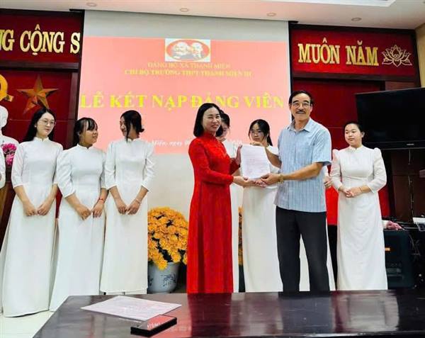 Chi bộ Trường THPT Thanh Miện III tổ chức lễ kết nạp đảng viên mới năm 2026