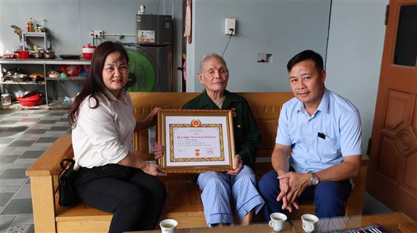 Đồng chí Vũ Minh Nguyệt, Phó Bí thư Thường trực Đảng ủy xã thăm, trao Huy hiệu 70 năm tuổi Đảng cho đảng viên 