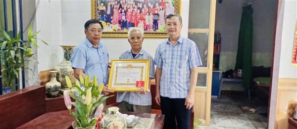 Trao tặng, truy tặng Huy hiệu Đảng tại gia đình các đảng viên trên địa bàn xã Thanh Miện