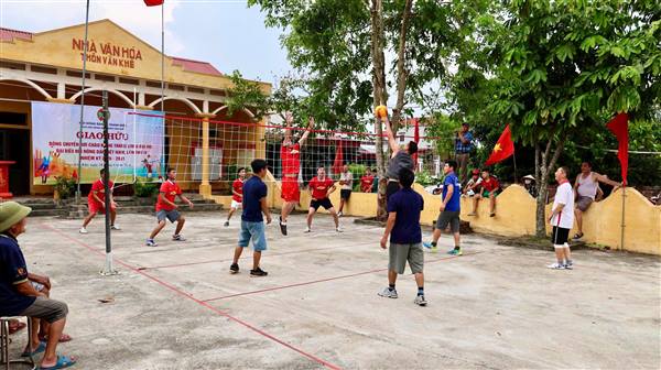 Chi hội Nông dân thôn Văn Khê sôi nổi giao hữu bóng chuyền hơi chào mừng thành công Đại hội Đại biểu Hội Nông dân Việt Nam lần thứ IX