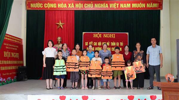 Hội Liên hiệp phụ nữ xã Thanh Miện trao 44 áo phao cho trẻ em có hoàn cảnh khó khăn trên địa bàn