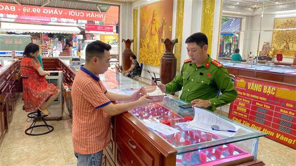 Công an xã Thanh Miện lắp đặt hệ thống nút bấm báo động khẩn cấp tại các ngân hàng, cơ sở kinh doanh vàng bạc, đá quý