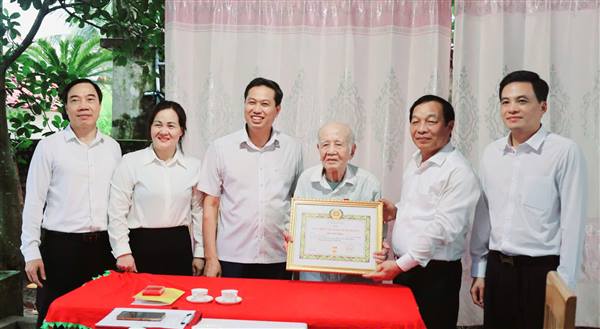 Đồng chí Lê Văn Thái được trao tặng Huy hiệu 80 năm tuổi Đảng