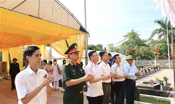 Lãnh đạo Thành phố kiểm tra công tác lấy mẫu ADN hài cốt liệt sĩ chưa xác định được danh tính tại Nghĩa trang liệt sĩ Ngũ Hùng