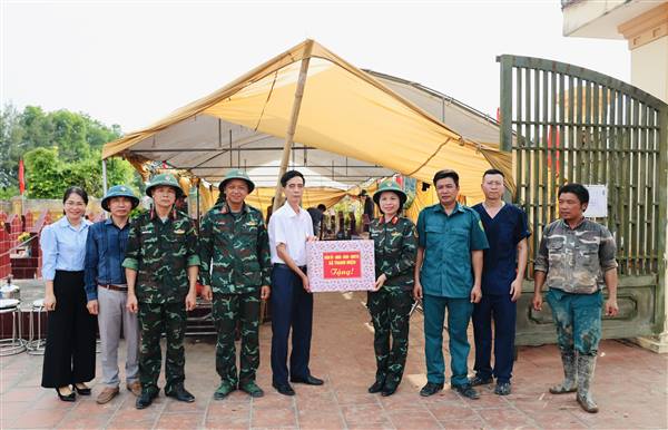 Lãnh đạo xã Thanh Miện thăm, động viên lực lượng lấy mẫu ADN hài cốt liệt sĩ chưa xác định được danh tính tại Nghĩa trang liệt sĩ Cao Thắng