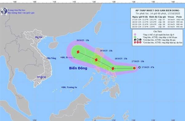 Áp thấp nhiệt đới phía Đông Philippines sẽ mạnh lên thành bão và đi vào Biển Đông trong chiều tối ngày kia, 19/10.
Cùng với đó, ngày 19/10, các tỉnh Bắc Bộ nhiều khả năng sẽ đón đợt gió mùa đông bắc đầu tiên trong mùa đông 2025-2026.