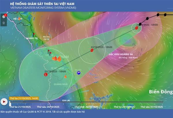 Hồi 13h ngày 21/10, tâm bão cách Đà Nẵng khoảng 450km về phía Đông Đông Bắc.