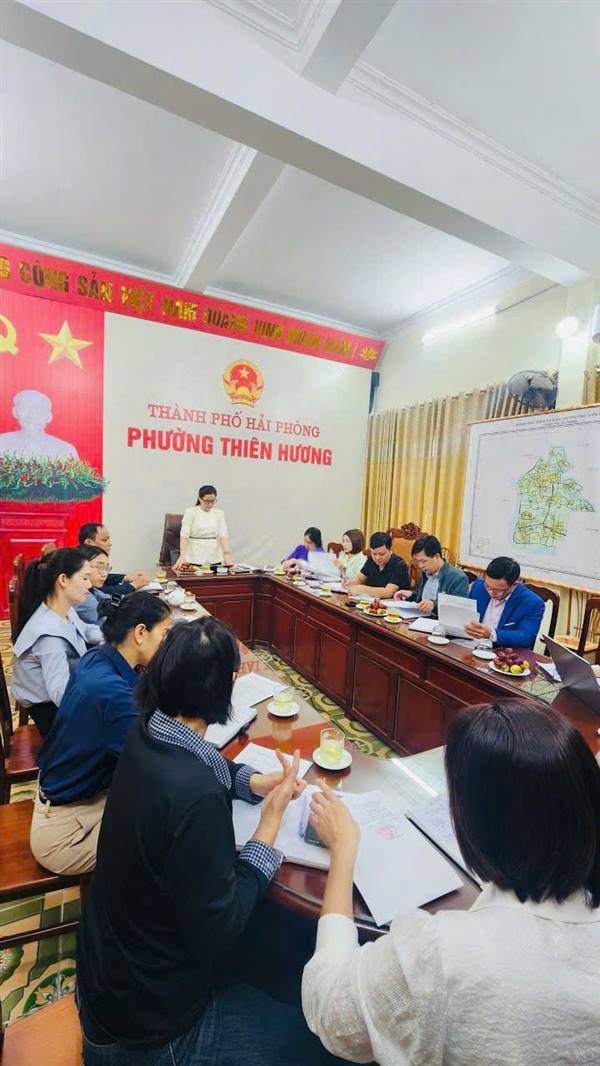 Sáng 25/10/2025, Thường trực HĐND phường Thiên Hương giám sát chuyên đề tại Trung tâm Phục vụ hành chính công về cải cách hành chính và chuyển đổi số, nhằm đánh giá hiệu quả mô hình chính quyền hai cấp, ghi nhận kết quả, đồng thời chỉ ra tồn tại và đề xuất giải pháp nâng cao hiệu lực, hiệu quả, phục vụ người dân và doanh nghiệp.